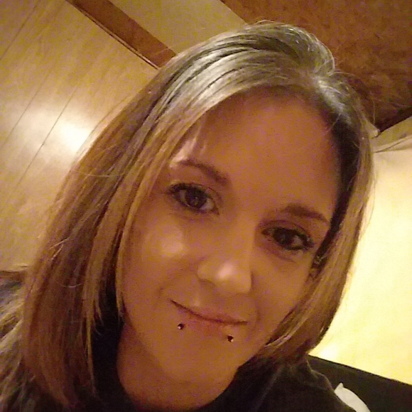 Meet your Posher, Stephanie - Picture 2 of 2